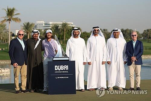 토미 플리트우드(왼쪽 세번째)와 두바이 인비테이셜 주최측 인사들.[EPA=연합뉴스]